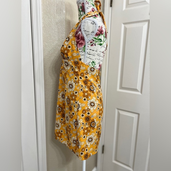 Cider Yellow Floral Backless Dress - Picture 4 of 6